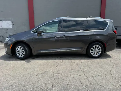 Photos of 2018 Chrysler Pacifica Touring L for sale in Joliet, IL at Your Choice Autos - Joliet