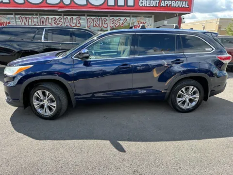 Photos of 2014 Toyota Highlander XLE for sale in Joliet, IL at Your Choice Autos - Joliet