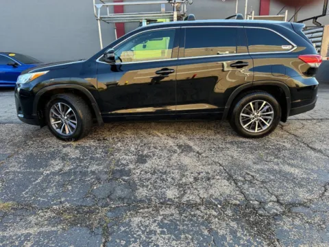 Photos of 2018 Toyota Highlander XLE AWD 4dr SUV for sale in Joliet, IL at Your Choice Autos - Joliet