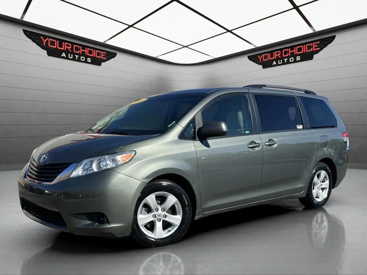Gray 2014 Toyota Sienna LE 8 Passenger 4dr Mini Van for sale in Joliet, IL