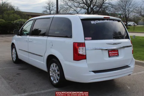 Another view of 2014 Chrysler Town & Country Touring for sale in Elmhurst, IL at My Choice Motors - Elmhurst