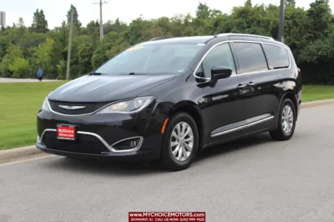 Black 2018 Chrysler Pacifica Touring L for sale in Elmhurst, IL