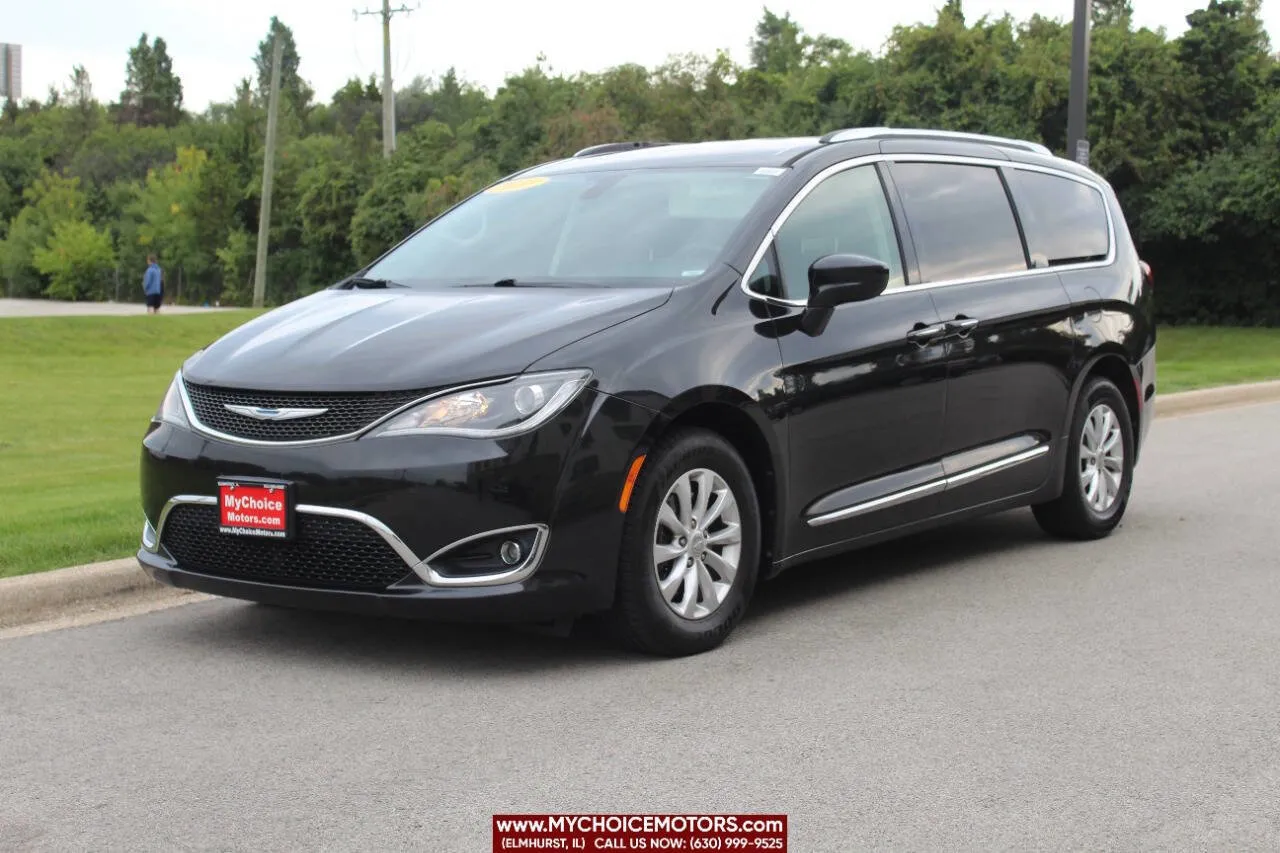 Black 2018 Chrysler Pacifica Touring L for sale in Elmhurst, IL