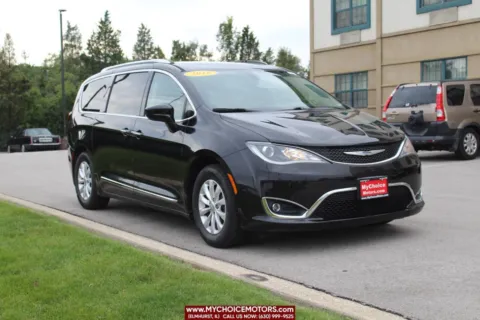 Another view of 2018 Chrysler Pacifica Touring L for sale in Elmhurst, IL at My Choice Motors - Elmhurst