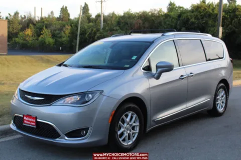 Silver 2020 Chrysler Pacifica Touring L for sale in Elmhurst, IL