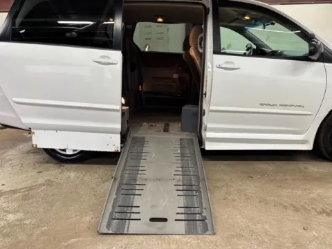White 2010 Toyota Sienna LE 7 Passenger 4dr Mini Van for sale in Elgin, IL