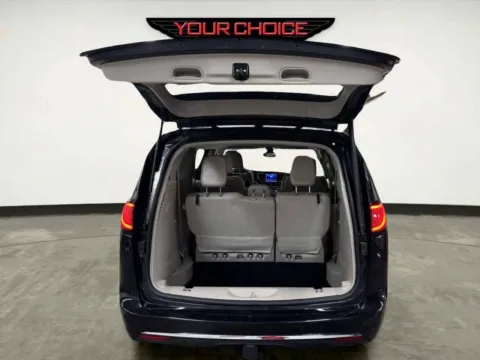 More photos of 2017 Chrysler Pacifica Limited at Your Choice Autos - Elgin, IL