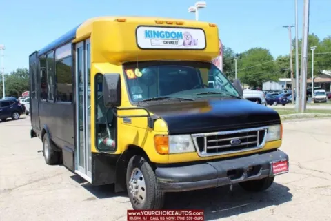 Another view of 2006 Ford Econoline Commercial Cutaway E 450 SD 2dr Commercial/Cutaway/Chassis 158 176 in. WB for sale in Elgin, IL at Your Choice Autos - Elgin