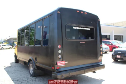 Another view of 2006 Ford Econoline Commercial Cutaway E 450 SD 2dr Commercial/Cutaway/Chassis 158 176 in. WB for sale in Elgin, IL at Your Choice Autos - Elgin