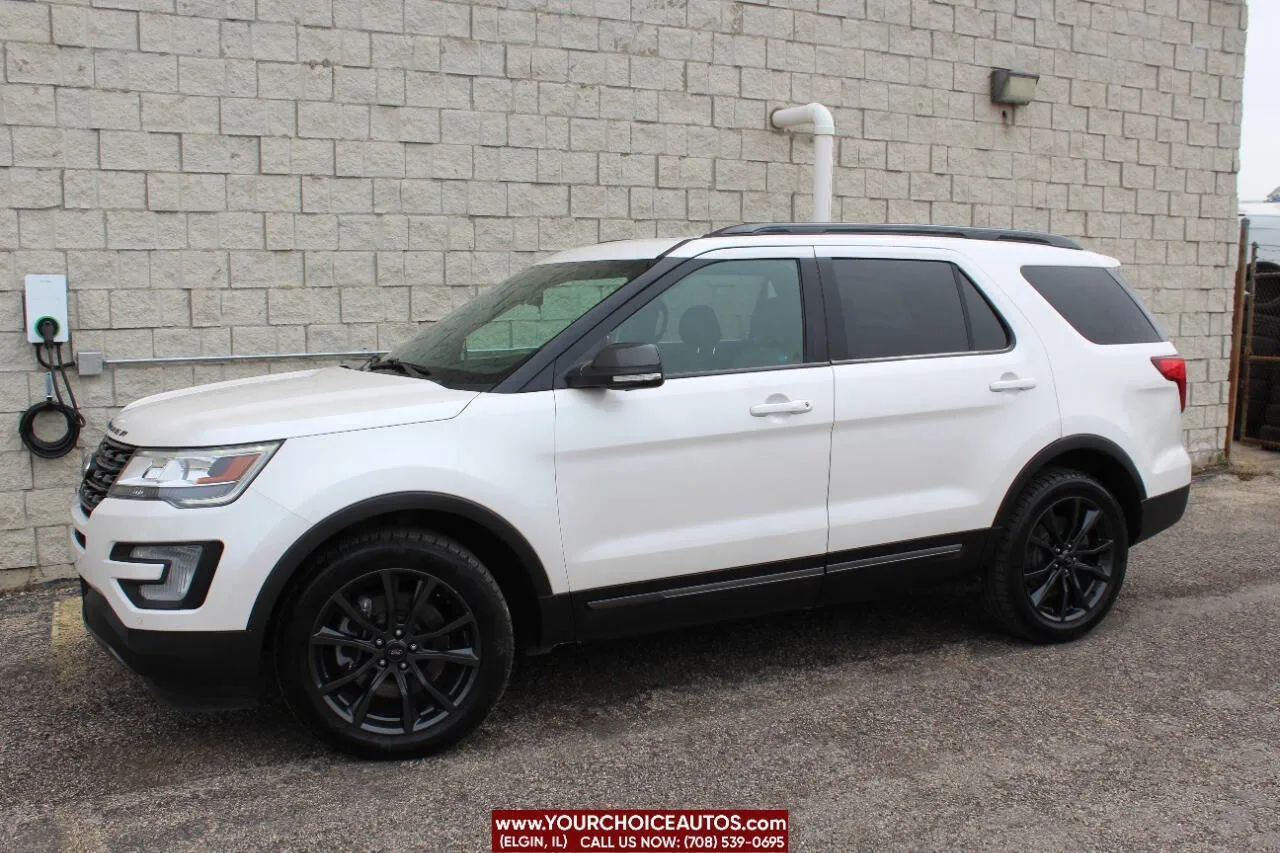 White 2017 Ford Explorer XLT for sale in Elgin, IL