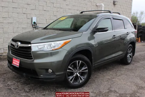Green 2016 Toyota Highlander XLE for sale in Elgin, IL