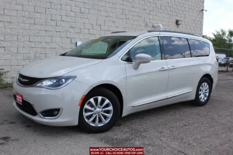 White 2017 Chrysler Pacifica Touring-L for sale in Elgin, IL