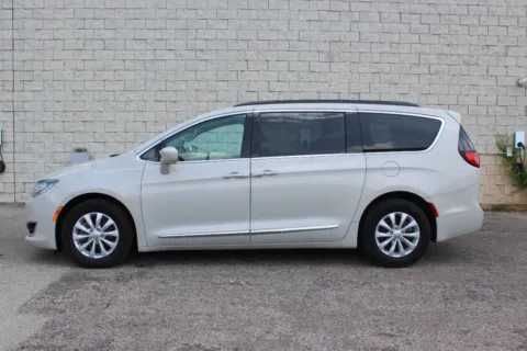 Photos of 2017 Chrysler Pacifica Touring-L for sale in Elgin, IL at Your Choice Autos - Elgin