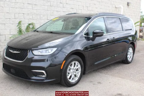 Black 2022 Chrysler Pacifica Touring L for sale in Elgin, IL