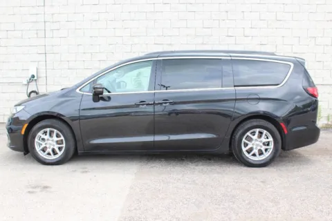 Photos of 2022 Chrysler Pacifica Touring L for sale in Elgin, IL at Your Choice Autos - Elgin
