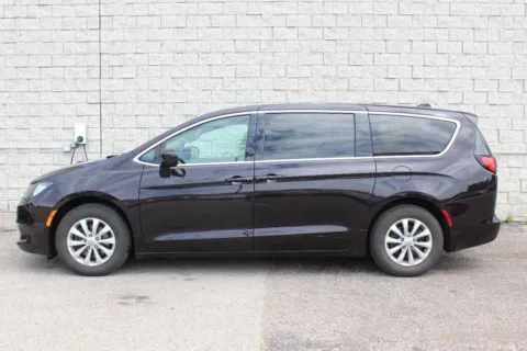 Photos of 2017 Chrysler Pacifica Touring for sale in Elgin, IL at Your Choice Autos - Elgin