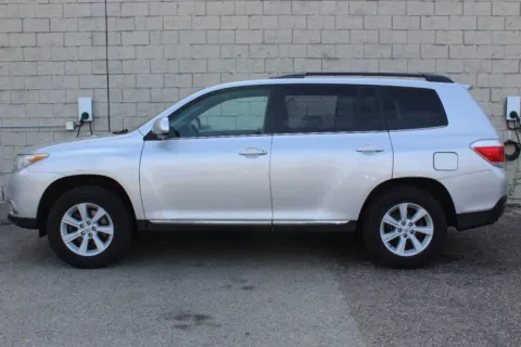 Photos of 2013 Toyota Highlander Plus AWD 4dr SUV for sale in Elgin, IL at Your Choice Autos - Elgin