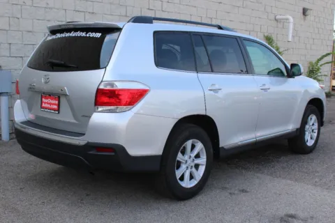 More photos of 2013 Toyota Highlander Plus AWD 4dr SUV at Your Choice Autos - Elgin, IL