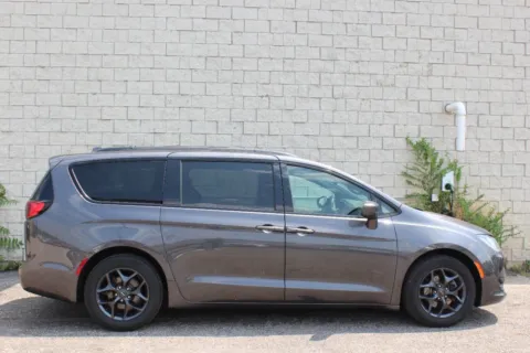 More photos of 2018 Chrysler Pacifica Touring L at Your Choice Autos - Elgin, IL