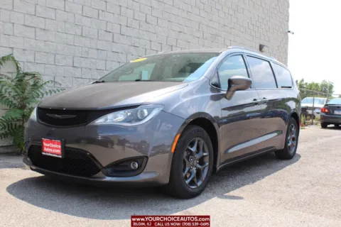 Gray 2018 Chrysler Pacifica Touring L for sale in Elgin, IL