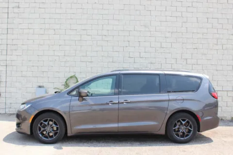 Photos of 2018 Chrysler Pacifica Touring L for sale in Elgin, IL at Your Choice Autos - Elgin