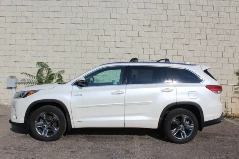 Photos of 2018 Toyota Highlander Limited Platinum AWD 4dr SUV for sale in Elgin, IL at Your Choice Autos - Elgin