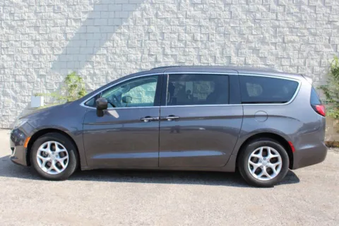 Photos of 2017 Chrysler Pacifica Touring Plus for sale in Elgin, IL at Your Choice Autos - Elgin