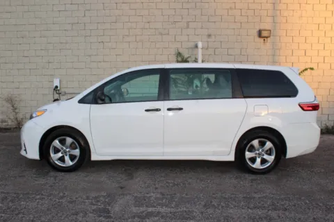Photos of 2018 Toyota Sienna L for sale in Elgin, IL at Your Choice Autos - Elgin