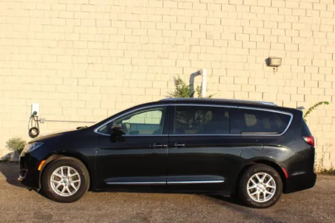 Photos of 2020 Chrysler Pacifica Touring L for sale in Elgin, IL at Your Choice Autos - Elgin