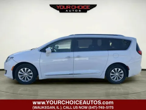 White 2018 Chrysler Pacifica Touring L for sale in Waukegan, IL