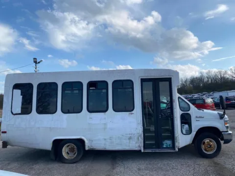 Another view of 2010 Ford Econoline Commercial Cutaway E 350 SD 2dr 138 in. WB DRW Cutaway Chassis for sale in Waukegan, IL at Your Choice Autos - Waukegan