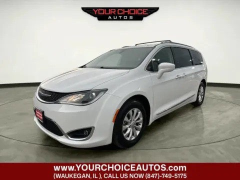 White 2018 Chrysler Pacifica Touring L for sale in Waukegan, IL