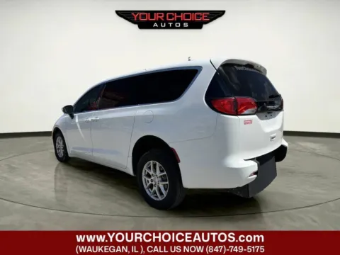 More photos of 2022 Chrysler Voyager LX at Your Choice Autos - Waukegan, IL
