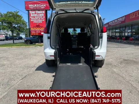 White 2022 Chrysler Voyager LX for sale in Waukegan, IL