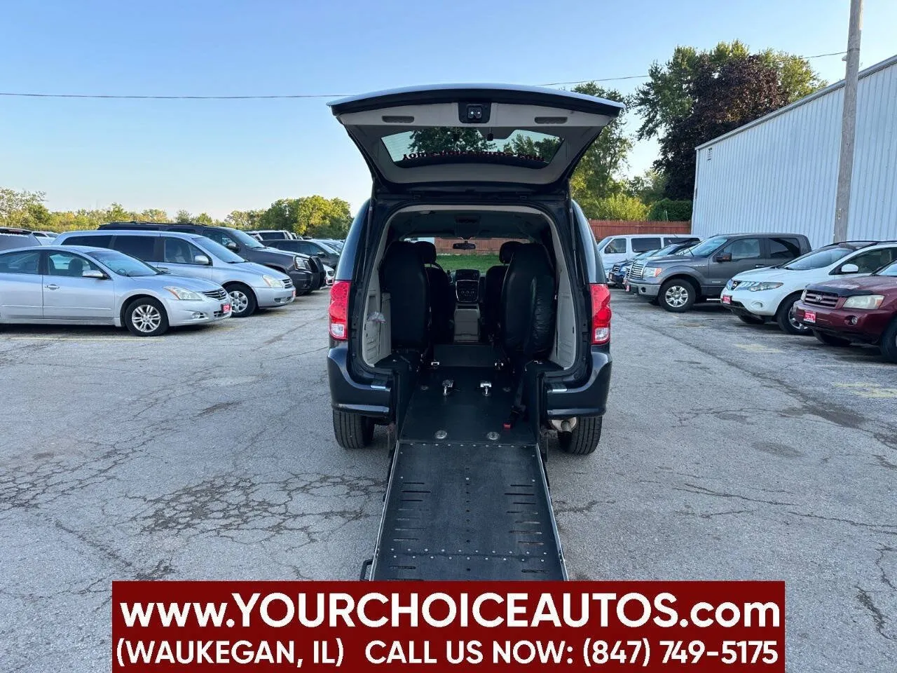 Gray 2013 Dodge Grand Caravan SXT for sale in Waukegan, IL