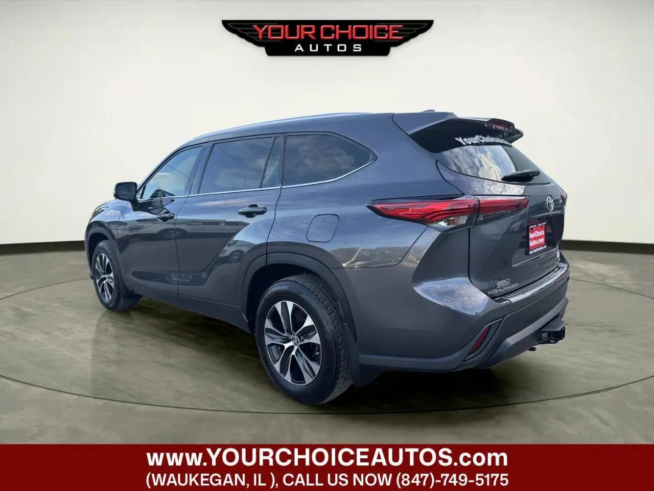 Used 2021 Toyota Highlander XLE for sale in Waukegan, IL at Your