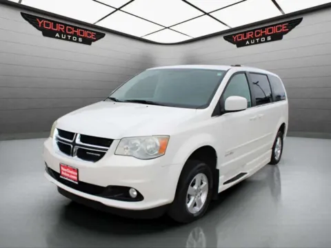 White 2011 Dodge Grand Caravan Crew for sale in Waukegan, IL
