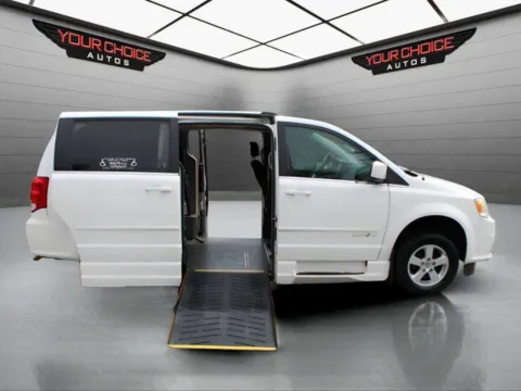 White 2011 Dodge Grand Caravan Crew for sale in Waukegan, IL