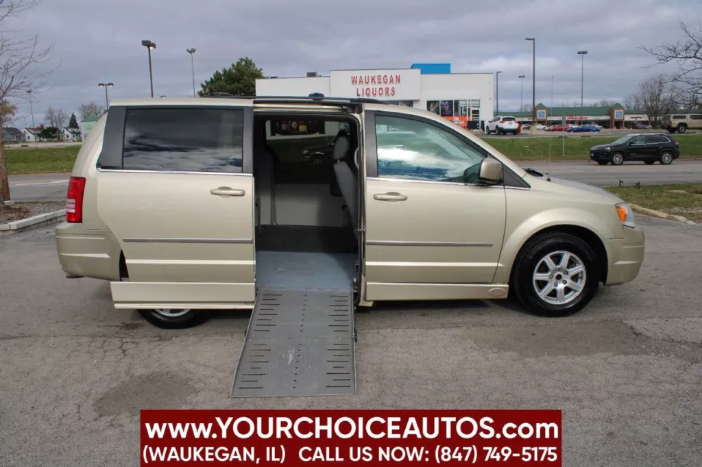 Used 2010 Chrysler Town Country Touring for sale in Waukegan, IL