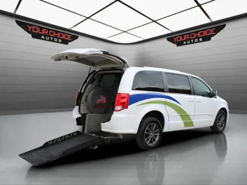 White 2017 Dodge Grand Caravan SXT for sale in Waukegan, IL
