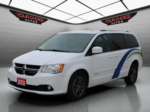 White 2017 Dodge Grand Caravan SXT for sale in Waukegan, IL