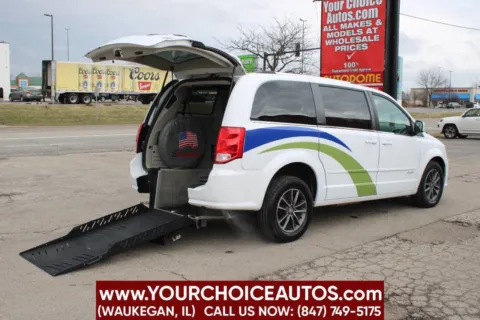 White 2017 Dodge Grand Caravan SXT for sale in Waukegan, IL
