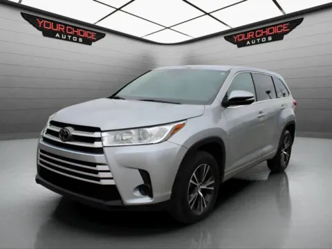 Silver 2017 Toyota Highlander LE for sale in Waukegan, IL