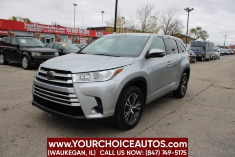 Silver 2017 Toyota Highlander LE for sale in Waukegan, IL