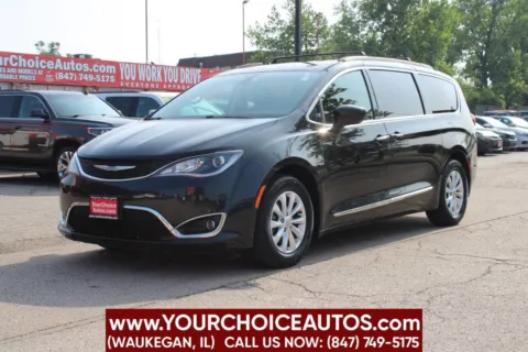 Black 2017 Chrysler Pacifica Touring-L for sale in Waukegan, IL