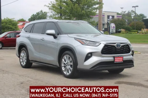 Silver 2021 Toyota Highlander Limited 4dr SUV for sale in Waukegan, IL
