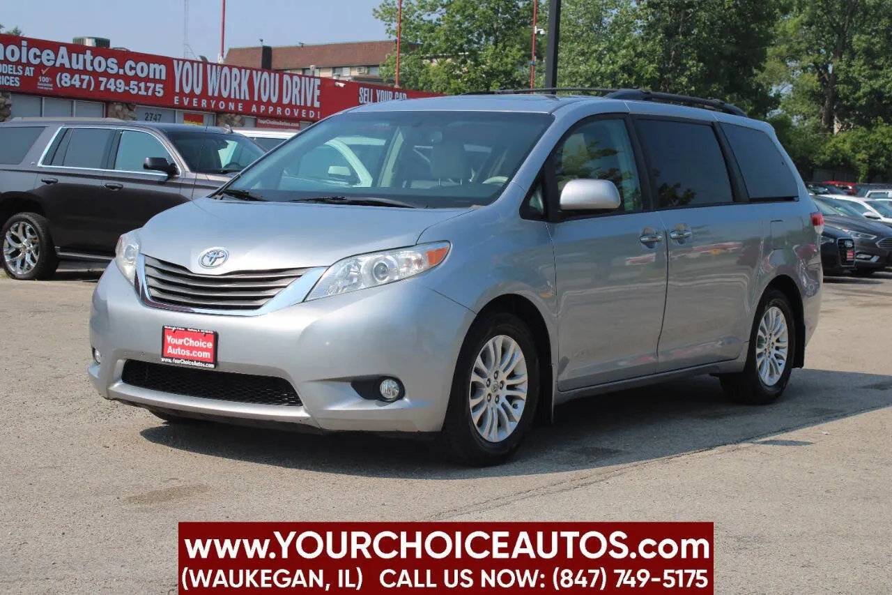 Silver 2014 Toyota Sienna XLE 7 Passenger Auto Access Seat 4dr Mini Van for sale in Waukegan, IL