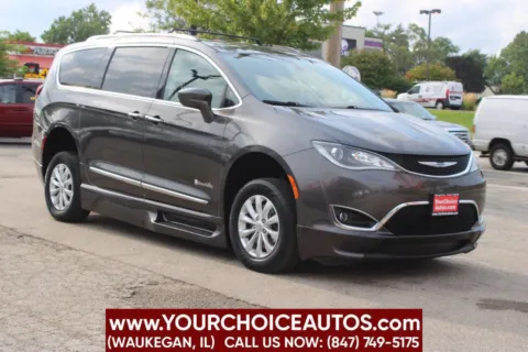 More photos of 2018 Chrysler Pacifica Touring L at Your Choice Autos - Waukegan, IL