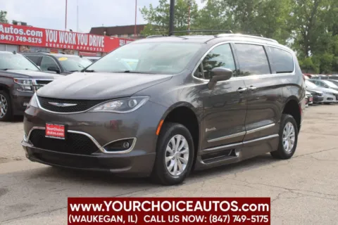 Photos of 2018 Chrysler Pacifica Touring L for sale in Waukegan, IL at Your Choice Autos - Waukegan