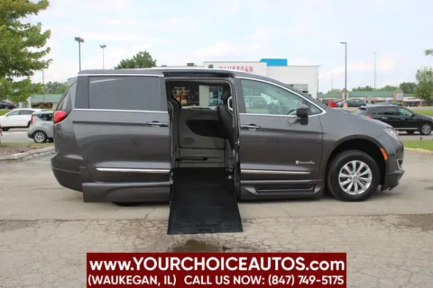 Gray 2018 Chrysler Pacifica Touring L for sale in Waukegan, IL